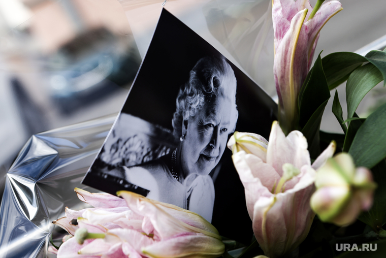 Мемориал в честь Елизаветы II у посольства Великобритании в Москве. Москва, цветы, английская королева, елизавета II, мемориал