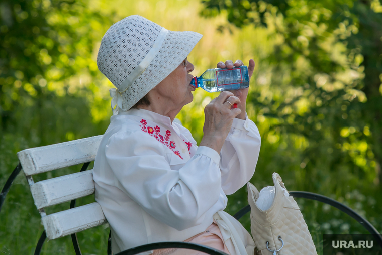 Жители города. Курган, пенсионерка, пожилая женщина, пьет воду