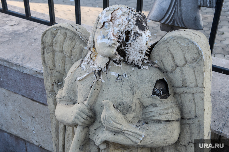 Город Шуши после обстрелов ВС Азербайджана. Нагорный Карабах, ангел, статуя ангел