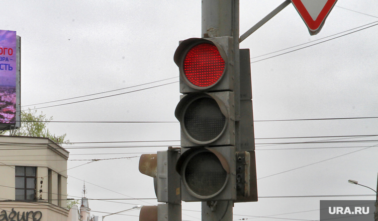 Высокинский на рекламном экране. Екатеринбург, светофор, красный свет, улица 8марта, билборд