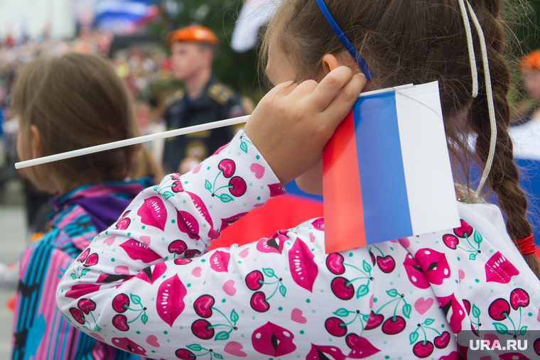 День России в Екатеринбурге, дети, флаг россии
