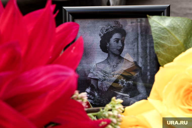 Мемориал в честь Елизаветы II у посольства Великобритании в Москве. Москва, цветы, английская королева, елизавета II, мемориал