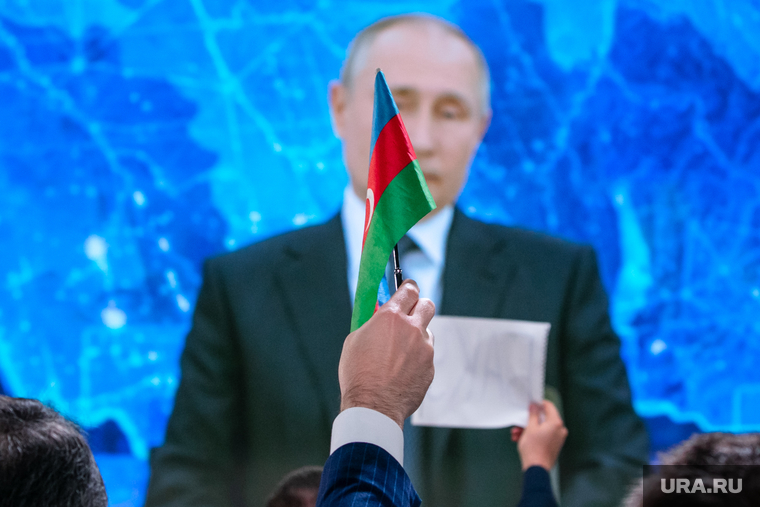 Большая пресс-конференция президента РФ. Москва, флаг азербайджана, путин на экране, нагорный карабах