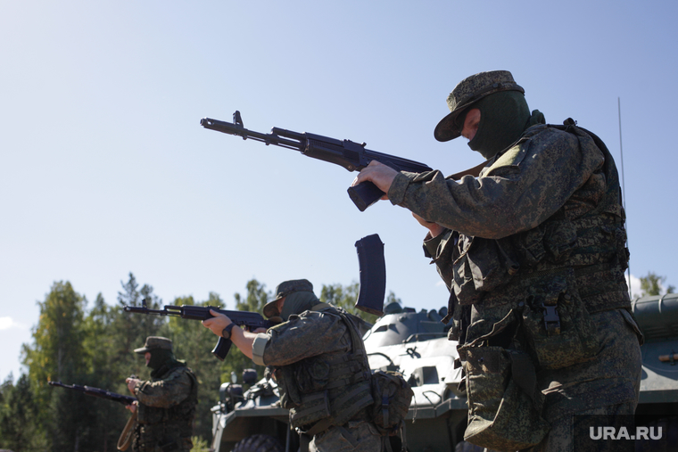 Тренировка добровольцев перед отправкой в Украину. Свердловская область, бтр, милитари, автомат, калашников, армия, оружие, война, добровольцы, спецоперация, чвк, сво, наемники
