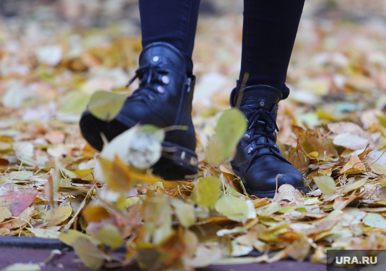 Осень. Курган, осень, погода, осенняя погода, осенние листья, осенняя обувь