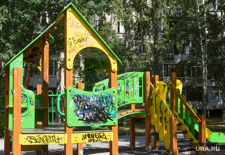 Орлов в сквере на Пехотинцев. Екатеринбург , детская площадка