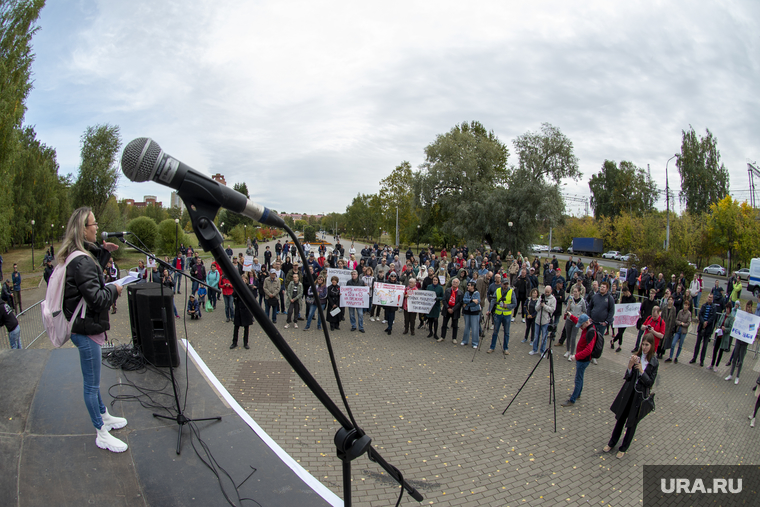 Фотокорреспондент URA.RU насчитал 150 участников митинга