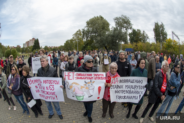 Митинг против транспортной реформы. Пермь, митинг, люди с плакатами