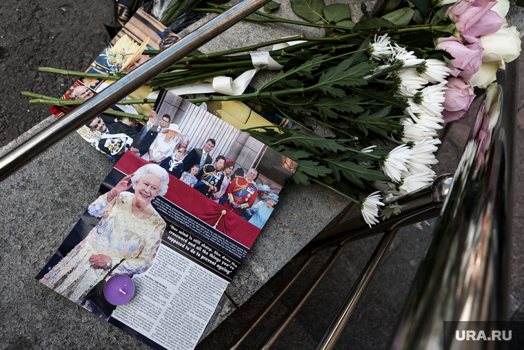 Мемориал в честь Елизаветы II у посольства Великобритании в Москве. Москва, цветы, английская королева, елизавета II, мемориал