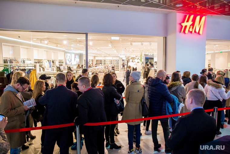 Начало продаж коллекции Moschino в H&M в Гринвиче. Екатеринбург, очередь , ожидание, красная ленточка, h&m, hm, толпа