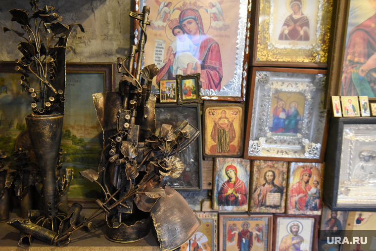 Виктор Михалев, кузнец в Донецке, делает сувениры из боевых снарядов. Донецк, ДНР, иконостас, иконы, сувениры, мастерская, днр, кузнец, кованые изделия