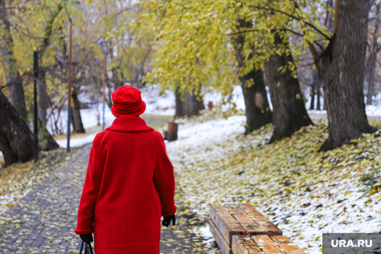 Первый снег. Екатеринбург, снег, первый снег, женщина в красном