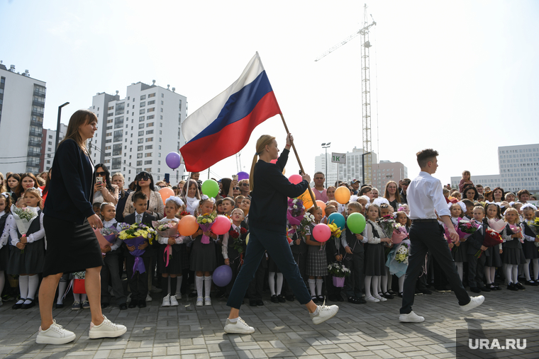 Открытие школы №31. Екатеринбург, первое сентября, день знаний, флаг россии, первоклассники, город екатеринбург, школа31