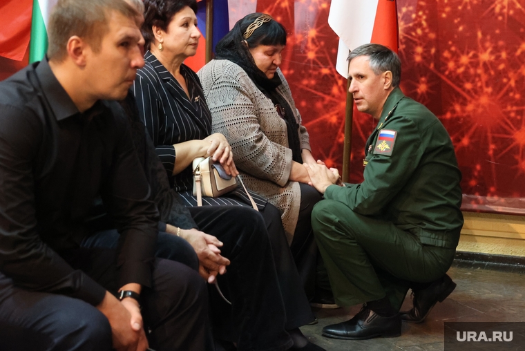Военный комиссар города Курган Сергей Васильев (справа) пришел на прощание с генерал-майором Усмановым