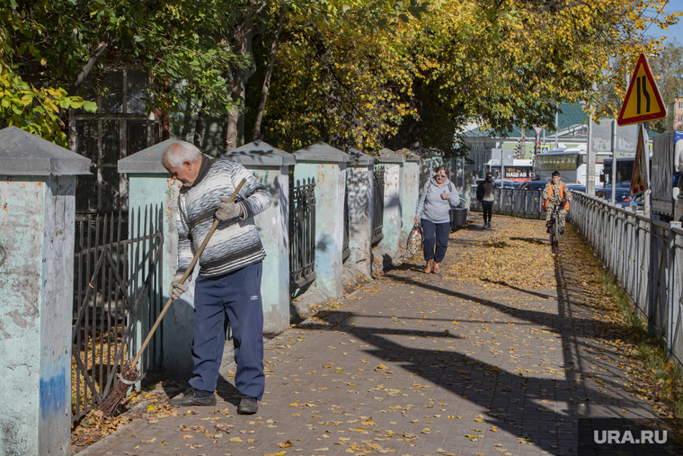 В сентябре у дворников много работы