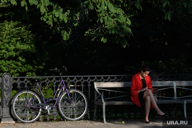 Виды Стокгольма. Швеция.ЛГБТ, парк, женщина, велосипед, сидит на скамейке, городской транспорт