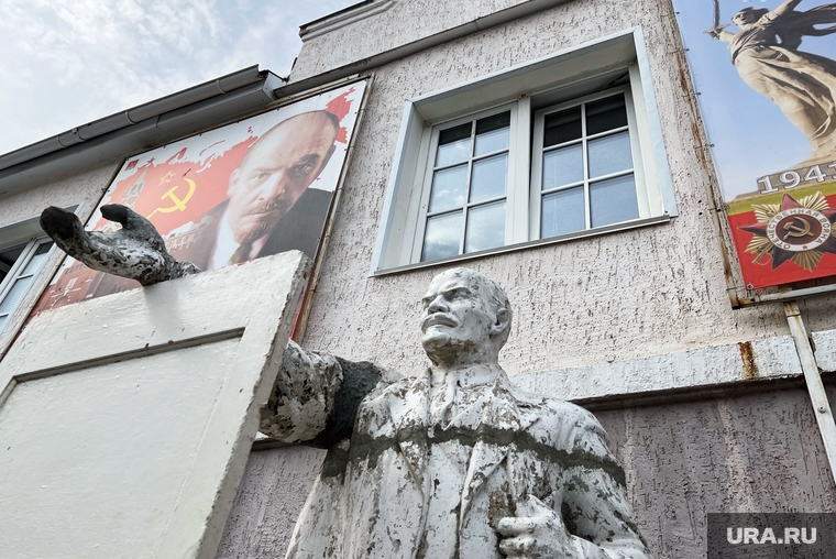 Памятник Ленину у здания КПРФ. Курган 