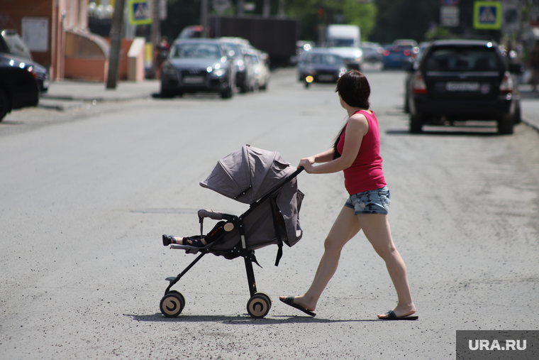 Жара в городе. Курган, пешеходный переход, дети, детская коляска, мама и ребенок, лето в городе