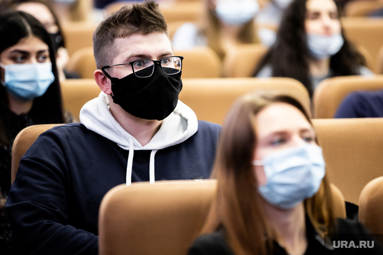 Первый учебный день в
Уральском федеральном университете (УрФУ) после карантинных мер. Екатеринбург, аудитория, урфу, учеба, студенты, масочный режим, учащиеся, лекции, очное обучение