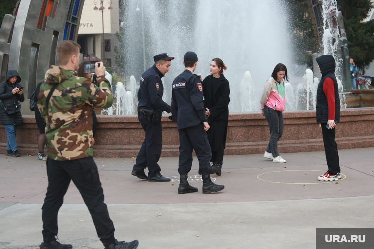 Большинство митингующих — это молодые девушки