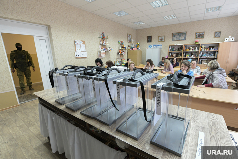 Выборы 2022. Референдум о вхождении в Донецкой Народной Республики в состав России в Донецке. Донецк, ДНР, референдум, донецк, участковая избирательная комиссия, выездное голосование, урна для голосования