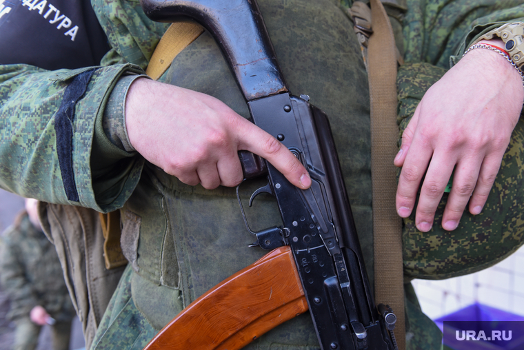 Мобилизационный пункт в Донецке. Донецк, ДНР, автомат, армия, военные, оружие, призывники, донецкая народная республика, ополченцы, днр, добровольцы, военком, военный комиссариат, вежливые люди, солдат, мобилизация, мобилизационный пункт, запас, резервисты, военный призыв, выкладка