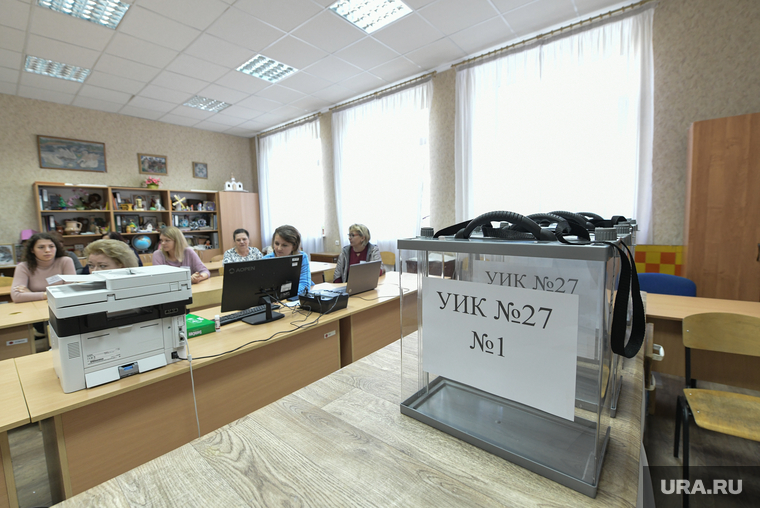 Выборы 2022. Референдум о вхождении в Донецкой Народной Республики в состав России в Донецке. Донецк, ДНР, референдум, донецк, участковая избирательная комиссия, выездное голосование, урна для голосования