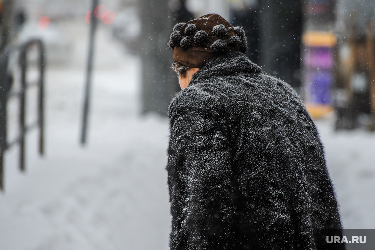 Снегопад, зима. Челябинск, снег, пенсионер, пешеход, снегопад, зима, люди, женщина, дорога, пожилой человек