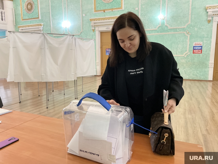 Беженка из Донецка Дарья Белаш посетила избирательный участок в Челябинске