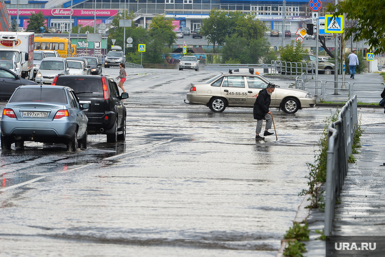 Последствия ливня в Челябинске, пешеходный переход, вода, старик, ручей, лето, ливень, дождь