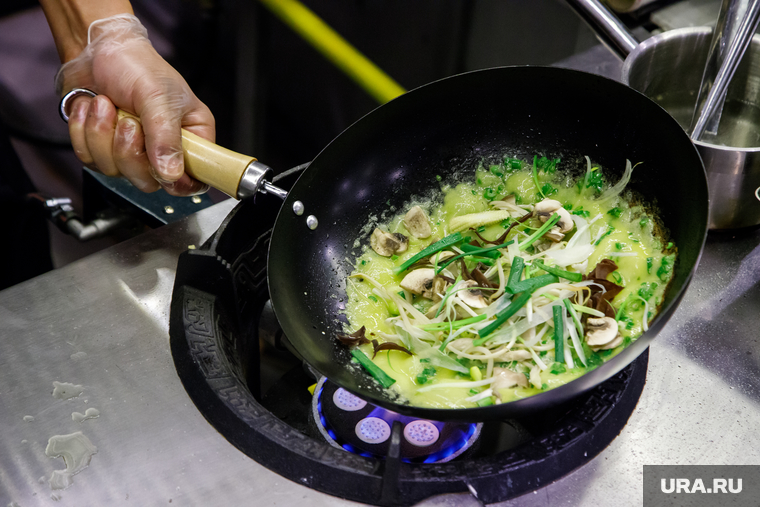 Открытие нового кафе «Chao! Вьетнамская кухня». ЕКатеринбург, повар, сковорода, жарка, готовка, еда, вьетнамская кухня