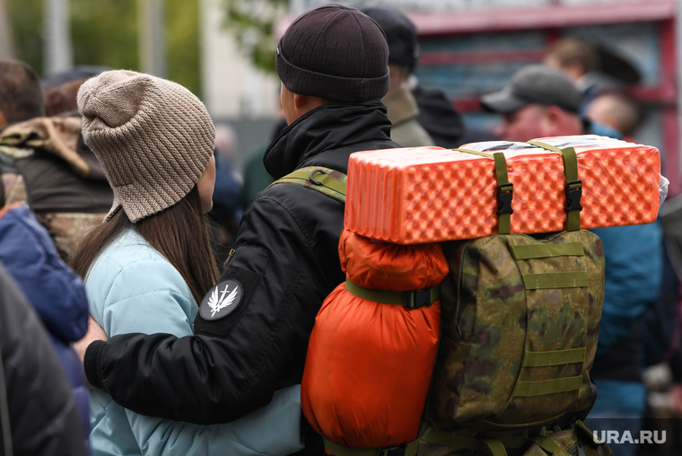 Отправка мобилизованных свердловчан с Чкаловского военкомата. Екатеринбург, военные сборы, проводы в армию, мобилизация