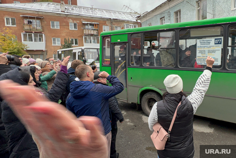 Группа мобилизованных в Чкаловском районе уместилась в двух небольших автобусах
