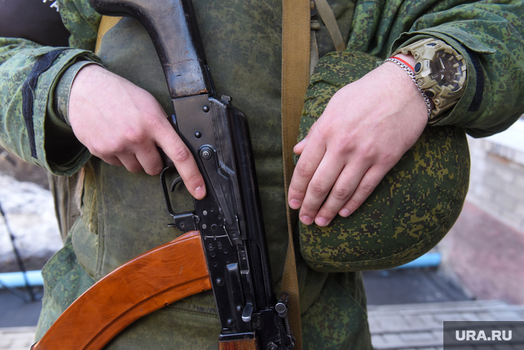 Мобилизационный пункт в Донецке. Донецк, ДНР, автомат, армия, военные, оружие, донецкая народная республика, ополченцы, днр, добровольцы, военком, военный комиссариат, вежливые люди, солдат, мобилизация, мобилизационный пункт, запас, резервисты, выкладка