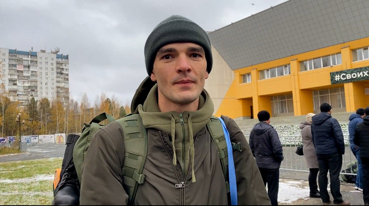 Магомед, нефтяник из Нижневартовска, отправился проходить подготовку в военную часть из мобилизационного пункта в ДК «Октябрь»