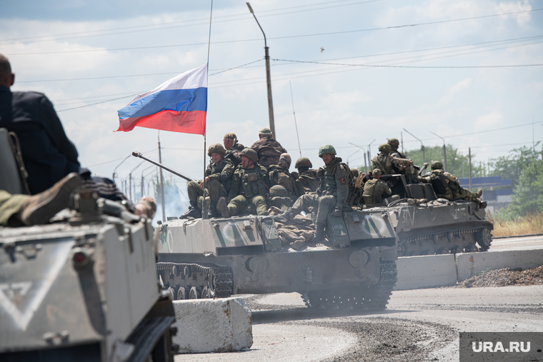 Колонна военной техники в районе Запорожской области. Запорожская область, военные, сво