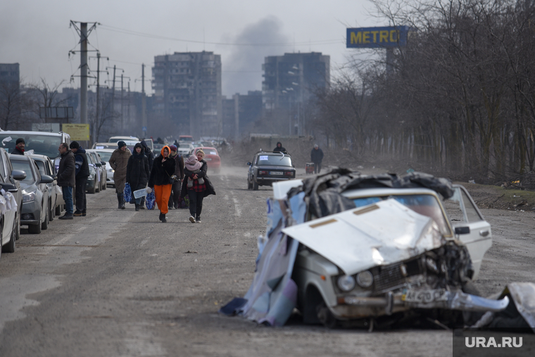 Эвакуация людей из осажденного Мариуполя. Украина, автомобили, колонна, эвакуация, машины, украина, мариуполь, следы от пуль, беженцы, автомобиль, гуманитарная катастрофа