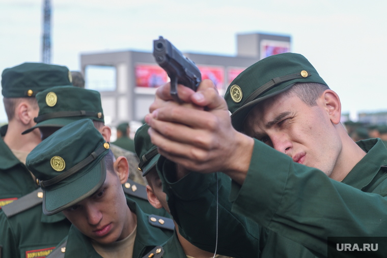 Международный военно-технический форум «Армия-2022». Екатеринбург, милитари, армия, военные, пистолет, оружие, милитаризация, военнослужащий, солдат, z войска