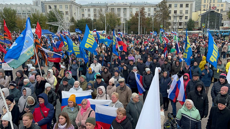 Перед екатеринбуржцами с поздравительными словами по поводу присоединения новых территорий выступили представители свердловской власти