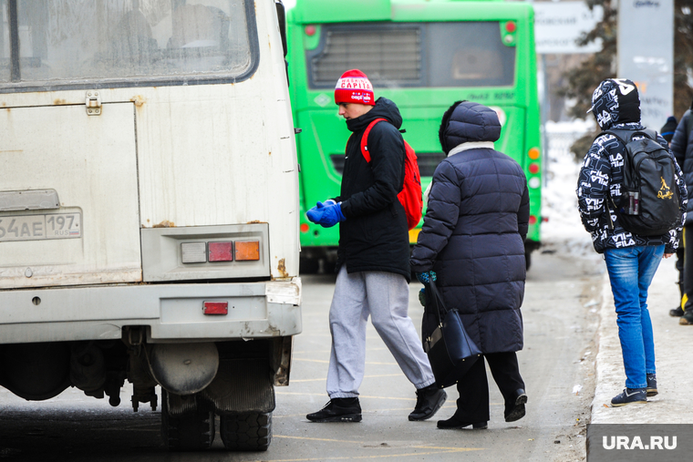 Городские зарисовки. Челябинск, снег, пешеход, зима, остановка общественного транспорта, маршрутка, городской транспорт, автотранспорт, масочный режим