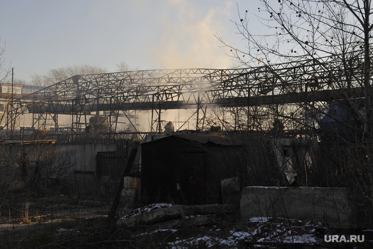 Пожар на заводе "Полимер пласт". Тюмень, дым, пожар, сгоревший ангар