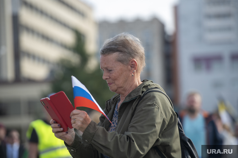 Митинг в поддержку референдума "Своих не бросаем". Пермь, бабушка с телефоном