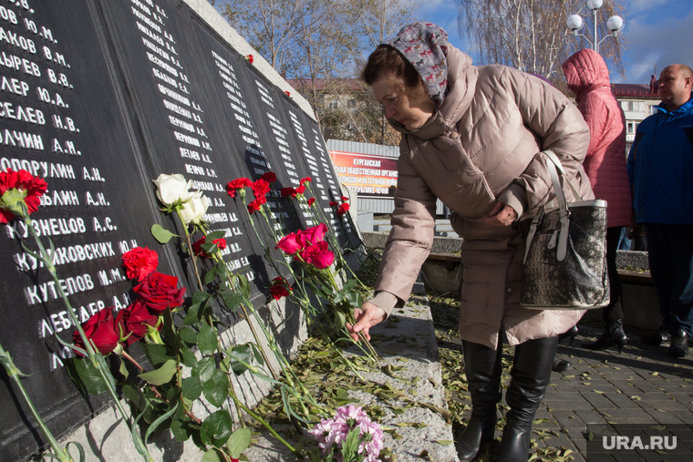 Мемориальный комплекс воинам-зауральцам, погибшим в локальных войнах после реконструкции. г. Курган , мемориальная доска, возложение цветов