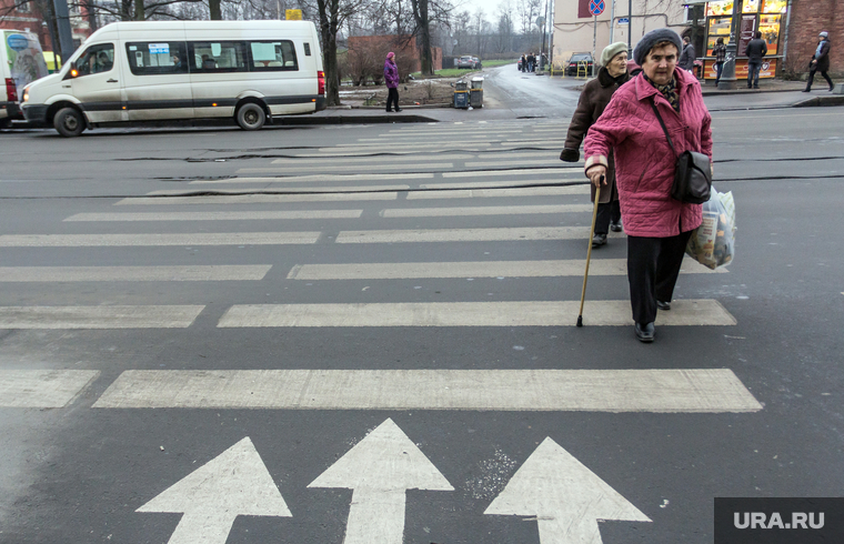 Клипарт. Санкт-Петербург., пенсионерка, пешеходный переход, бабушка