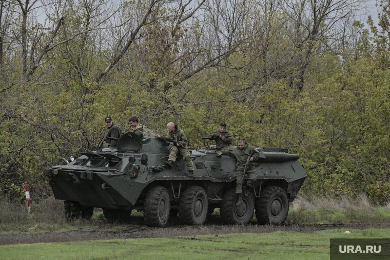 Мобилизованные резервисты на полигоне в Донецкой области. ДНР, бтр, армия, военные, солдаты, оружие, военные сборы, полигон, резервисты, мобилизованные