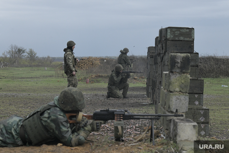 Мобилизованные резервисты на полигоне в Донецкой области. ДНР, армия, военные, солдаты, пулемет, оружие, стрельбище, пулеметчик, военные сборы, полигон, резервисты, мобилизованные, огневая подготовка