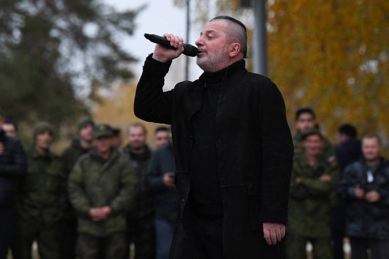 Вадим Самойлов выступил с концертом в 32-м военном городке Екатеринбурга