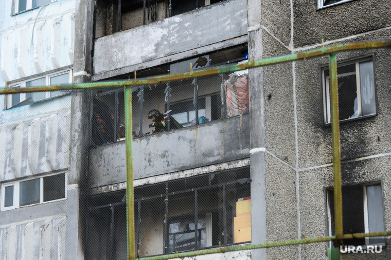 Последствия взрыва кислородной станции в госпитале на базе ГКБ№2. Челябинск, мчс, балкон, огонь, выбитые окна, стекла, жилой дом после взрыва