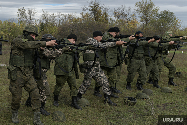 Мобилизованные резервисты на полигоне в Донецкой области. ДНР, автомат, калашников, армия, военные, солдаты, оружие, стрельбище, война, стрелки, военные сборы, акм, пехота, бой, полигон, резервисты, мобилизованные, калаш, огневая подготовка, пехотинцы, боестолкновение