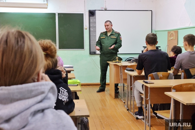 Начальник подготовки к призыву Курганской области Алексей Белокур рассказал белозерским школьникам про обучение в военных вузах